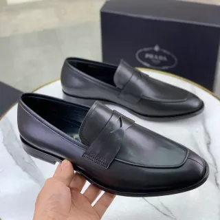 Prada काली चमड़ी पेनी स्ट्रैप लोफर्स
