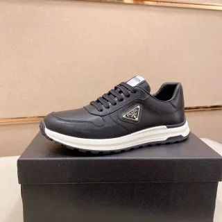 Prada Noir Blanc Cuir Supérieur Plaque Logo Triangulaire Lifestyle Sneakers