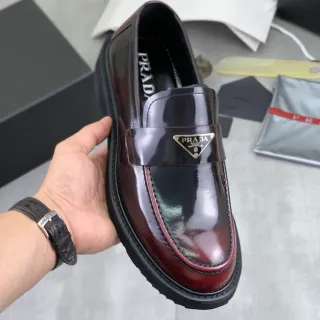Prada बर्गंडी काला हाई-ग्लॉस पेटेंट लेदर टू-टोन लोअफर