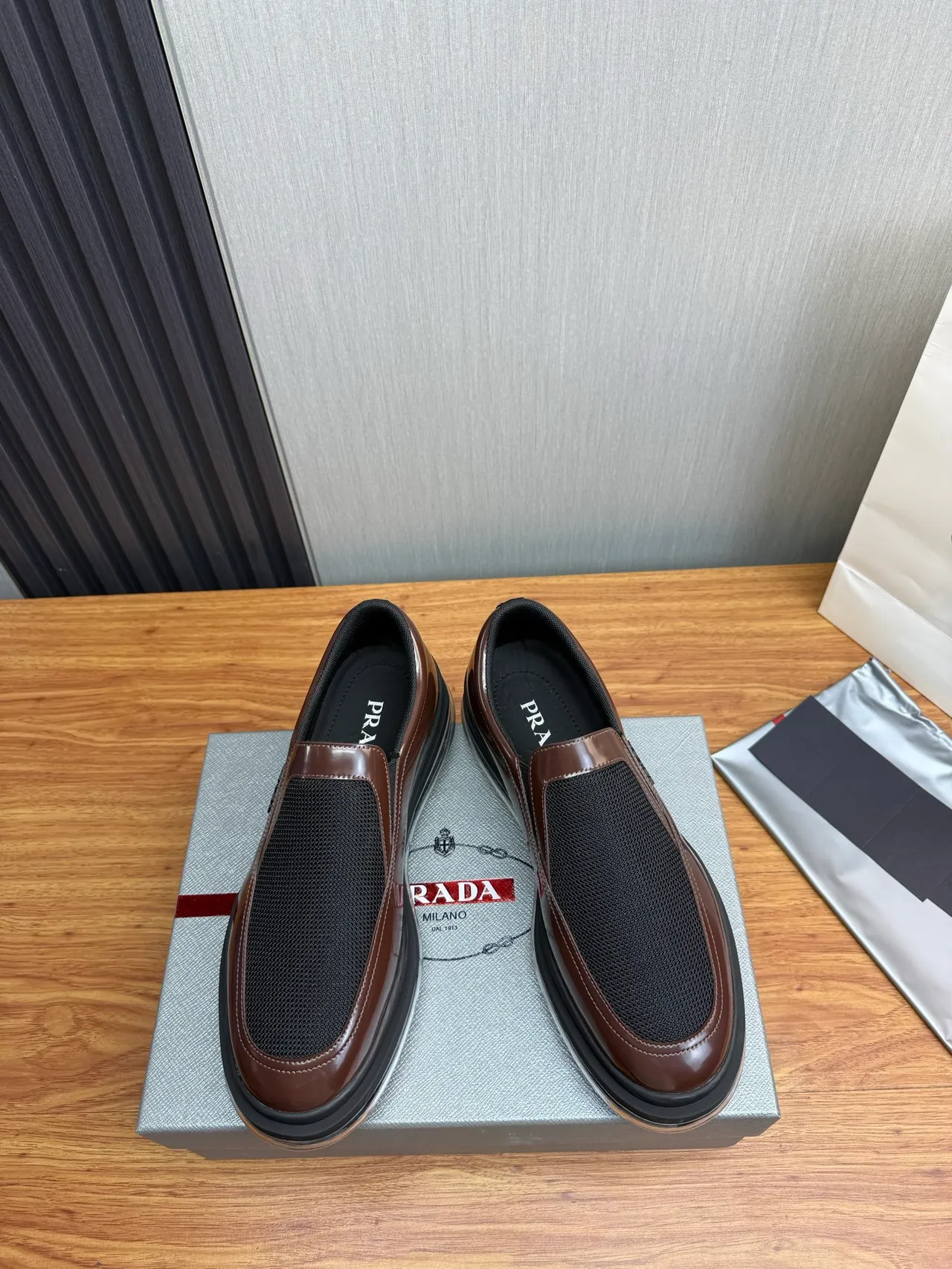 Prada Cloudbust بني أسود سليب أون جلد لامع و شبكي لوافر 3