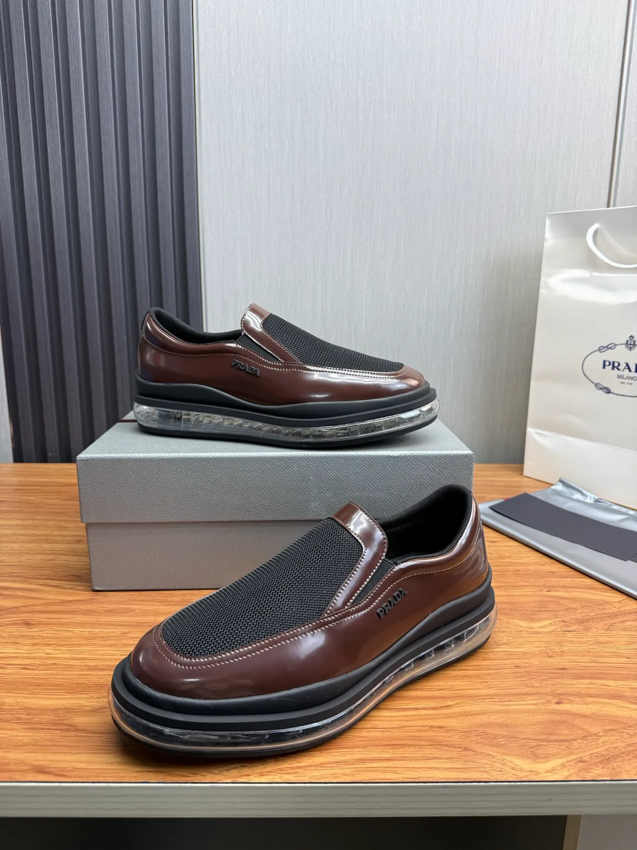 Prada Cloudbust بني أسود سليب أون جلد لامع و شبكي لوافر 4