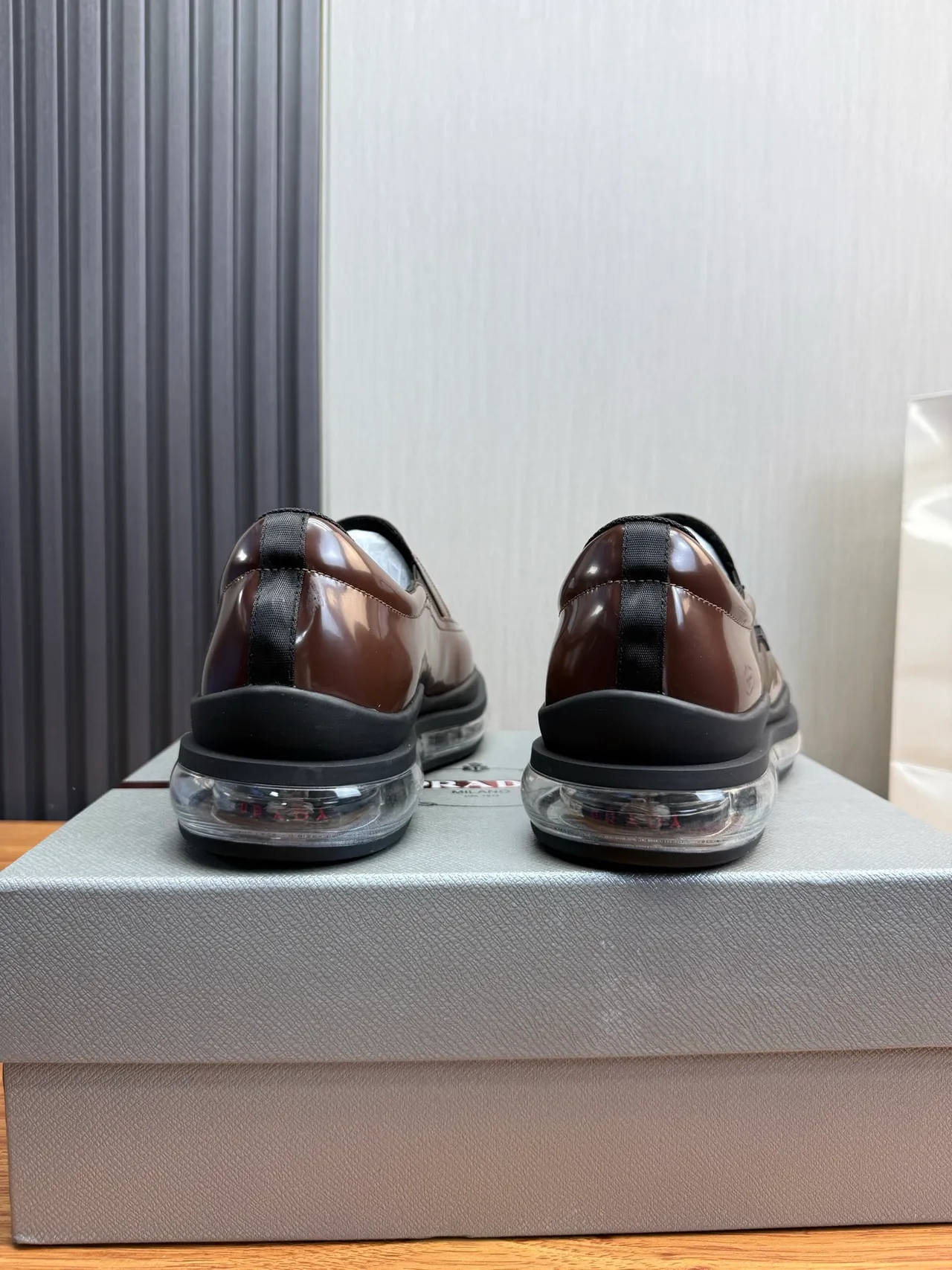 Prada Cloudbust بني أسود سليب أون جلد لامع و شبكي لوافر 5