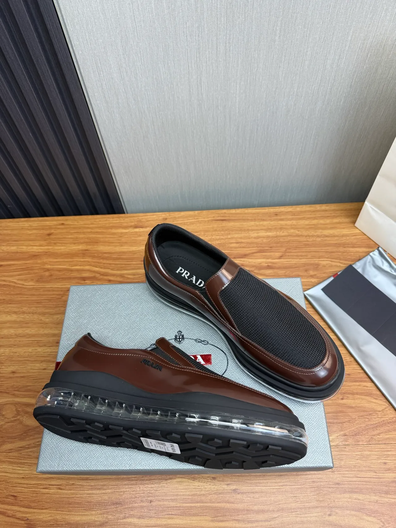 Prada Cloudbust بني أسود سليب أون جلد لامع و شبكي لوافر 6