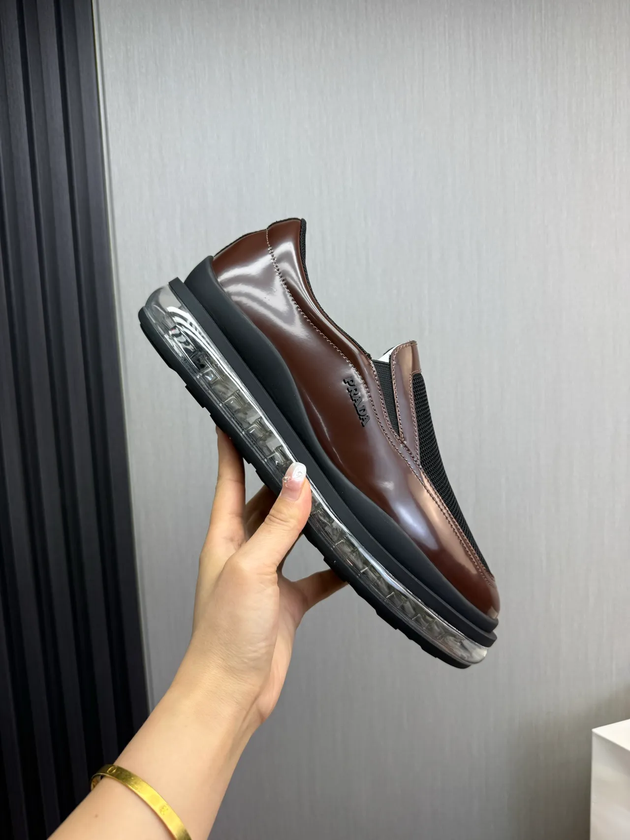 Prada Cloudbust بني أسود سليب أون جلد لامع و شبكي لوافر 7