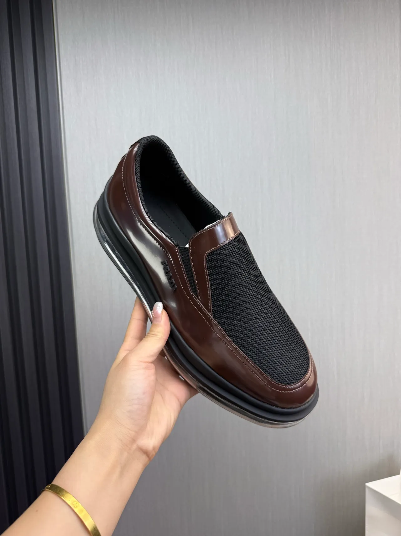 Prada Cloudbust بني أسود سليب أون جلد لامع و شبكي لوافر 8