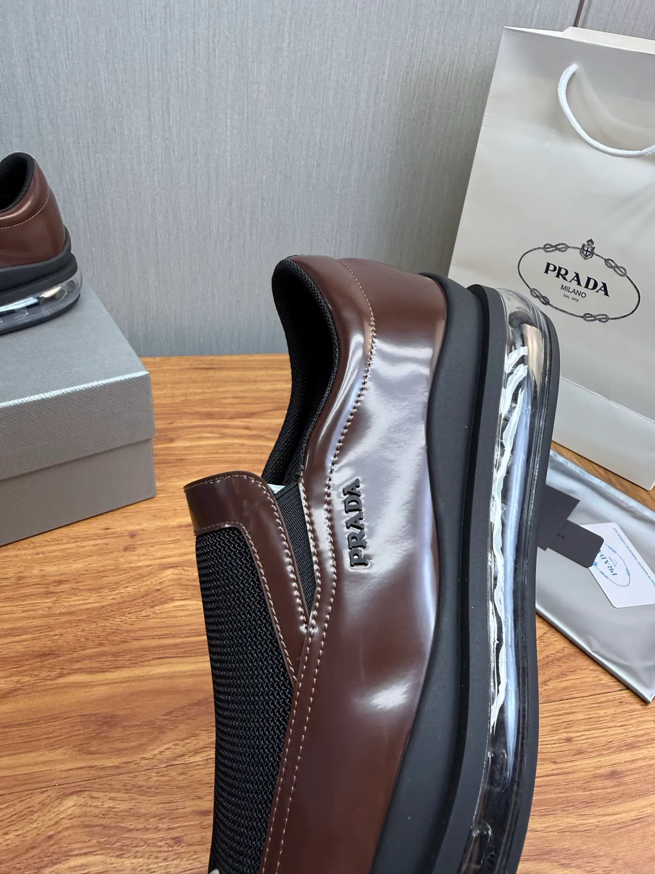 Prada Cloudbust بني أسود سليب أون جلد لامع و شبكي لوافر 9