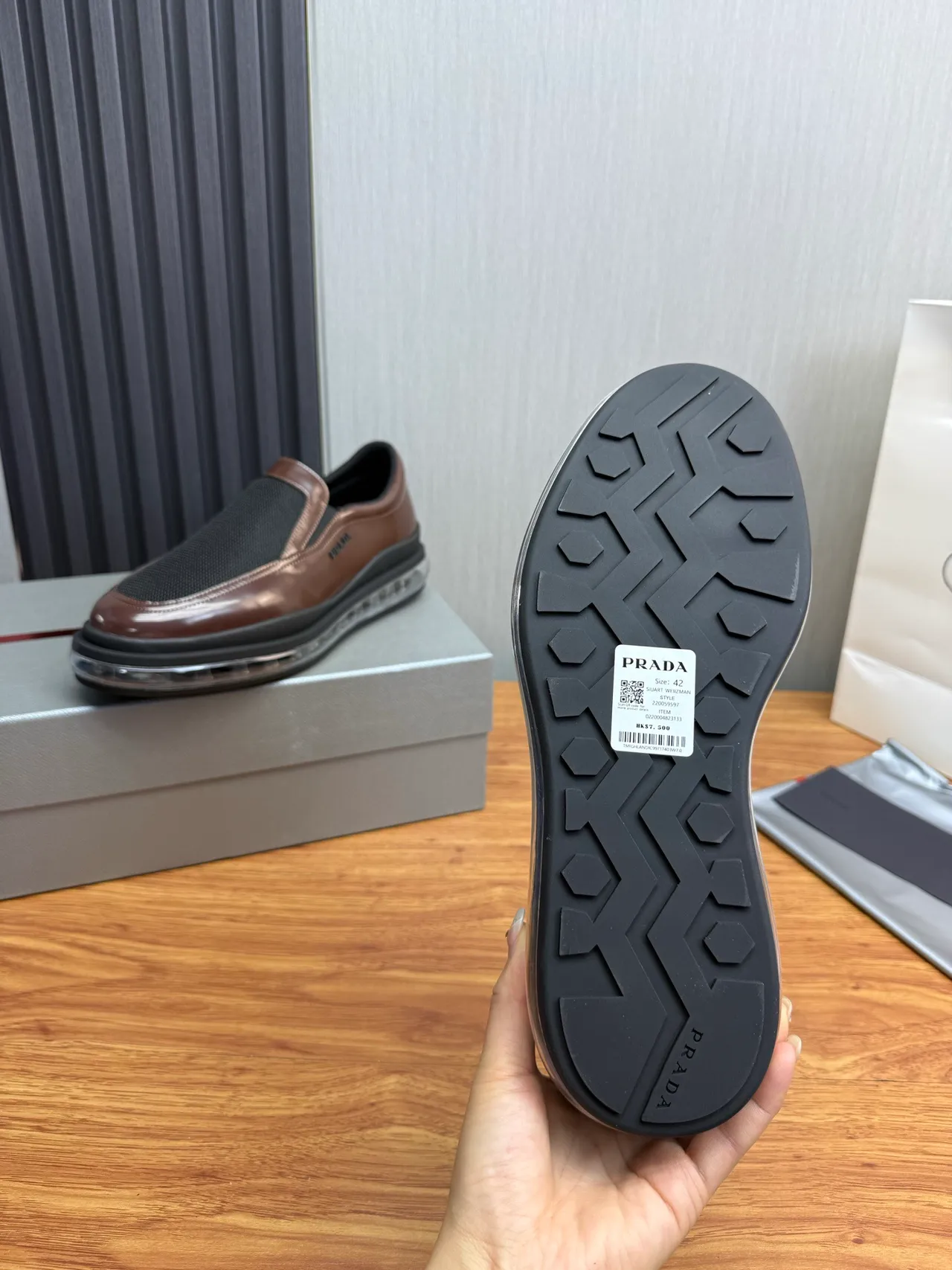 Prada Cloudbust بني أسود سليب أون جلد لامع و شبكي لوافر 10