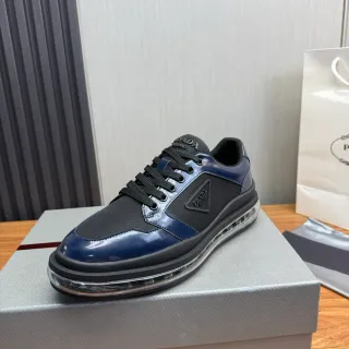 Prada Cloudbust नेवी और काला लाइफस्टाइल स्नीकर