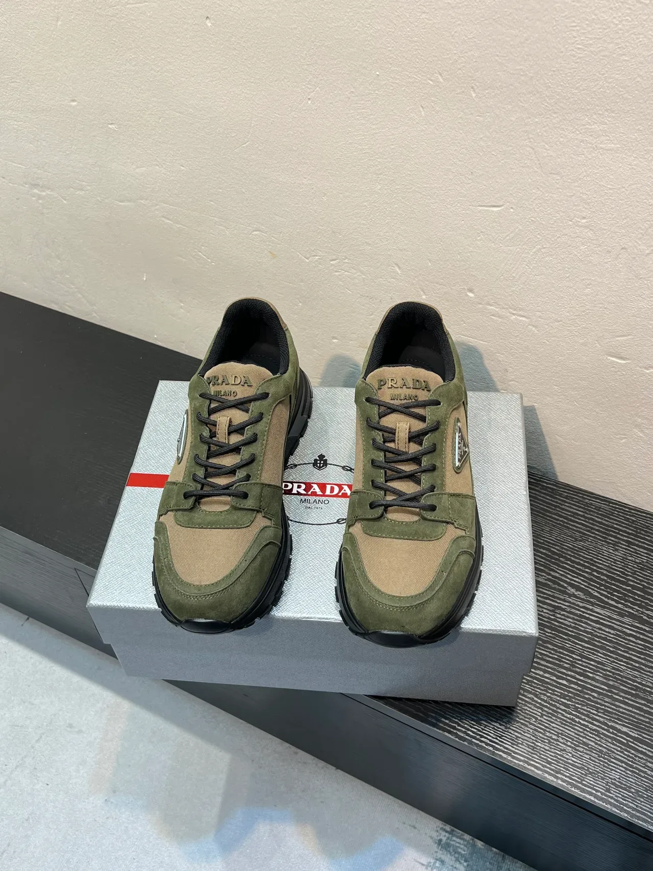 Prada Cloudbust أخضر زيتوني وبيجي سنيكرز ستايل حياة 2