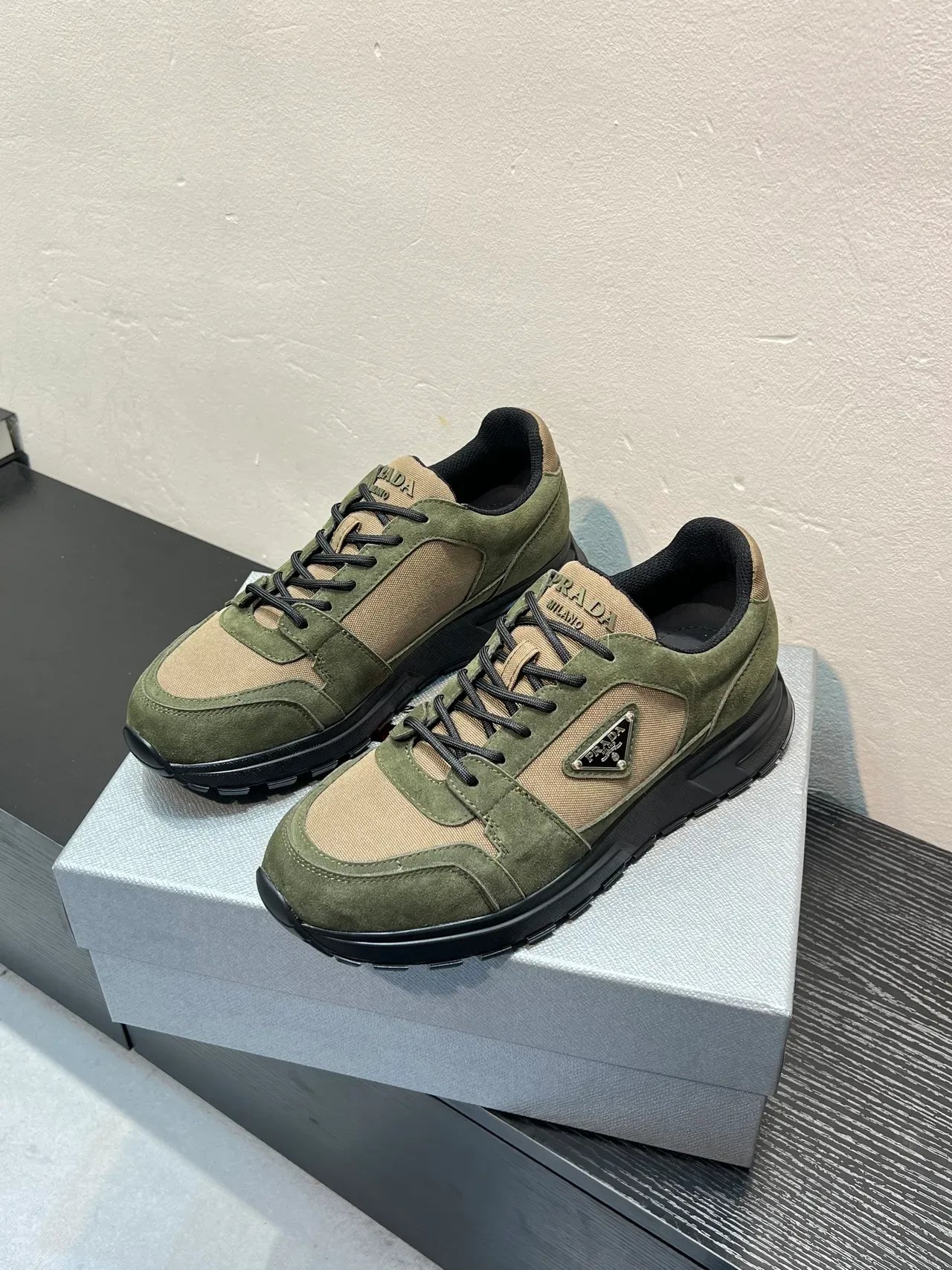 Prada Cloudbust أخضر زيتوني وبيجي سنيكرز ستايل حياة 3