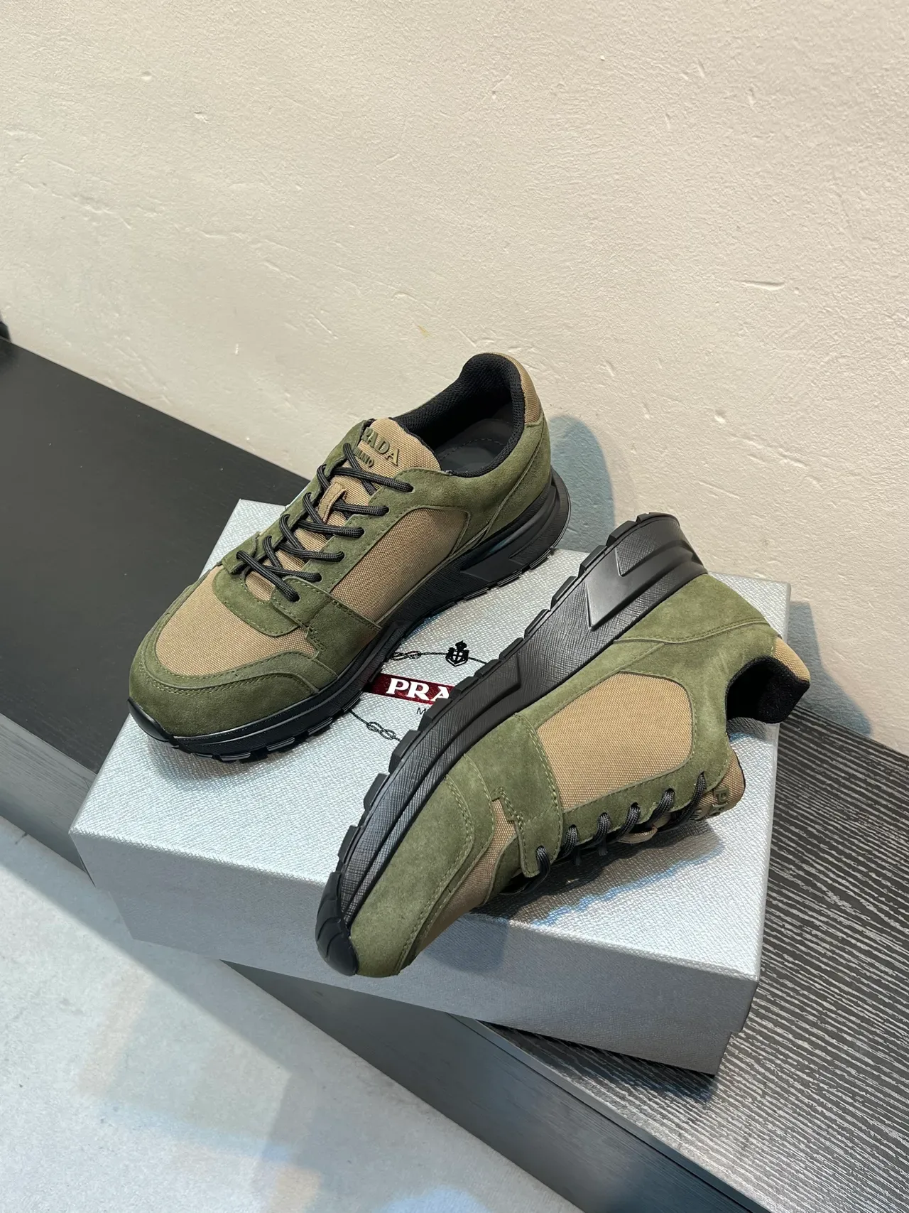 Prada Cloudbust أخضر زيتوني وبيجي سنيكرز ستايل حياة 4