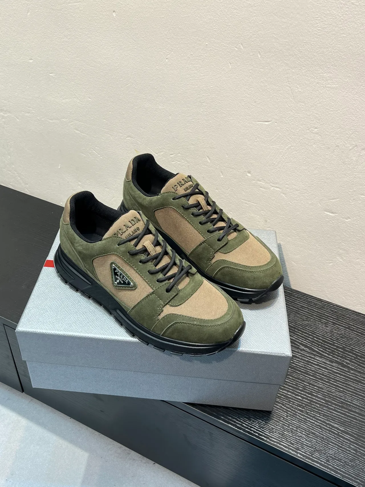 Prada Cloudbust أخضر زيتوني وبيجي سنيكرز ستايل حياة 5
