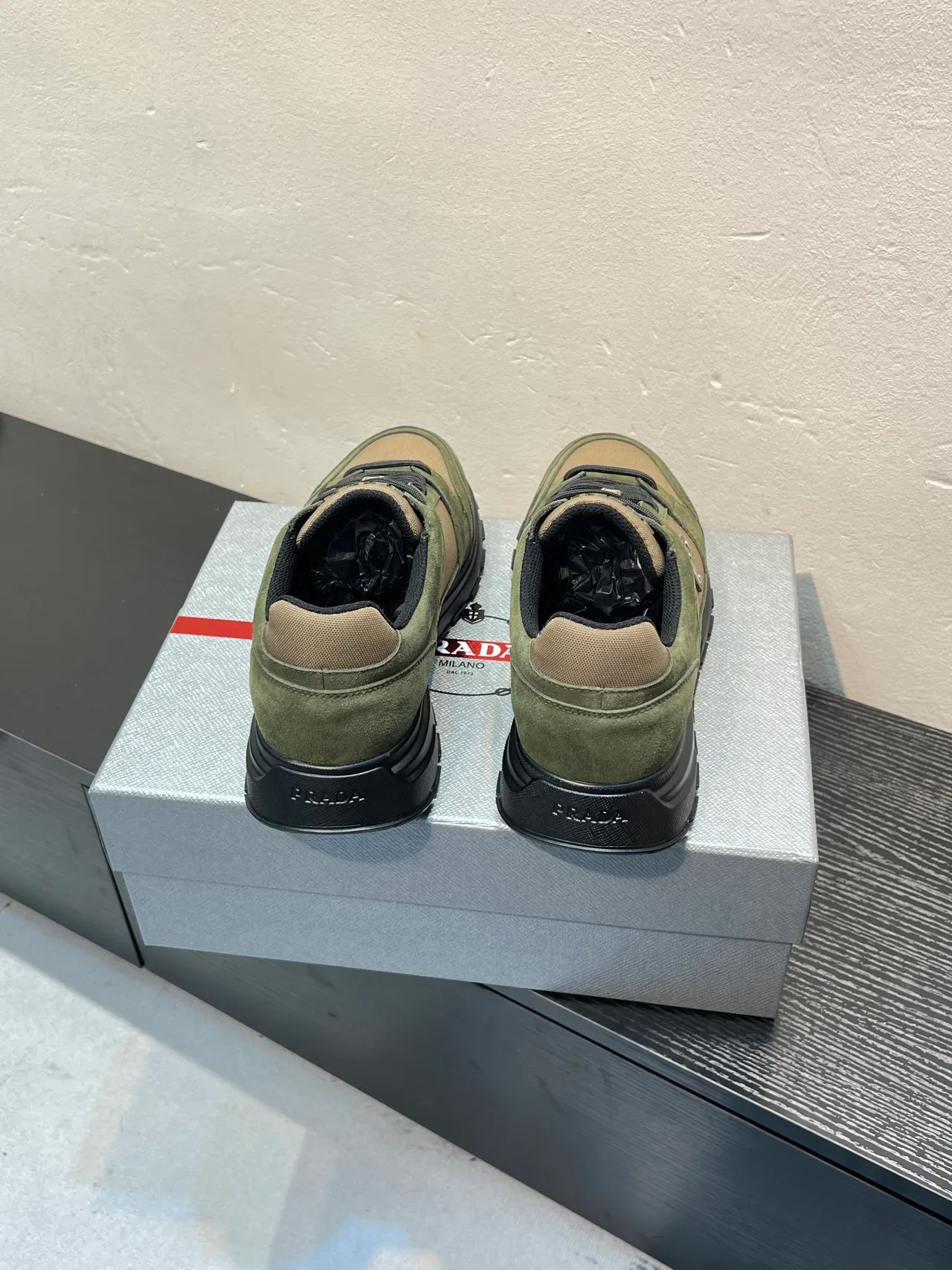 Prada Cloudbust أخضر زيتوني وبيجي سنيكرز ستايل حياة 6