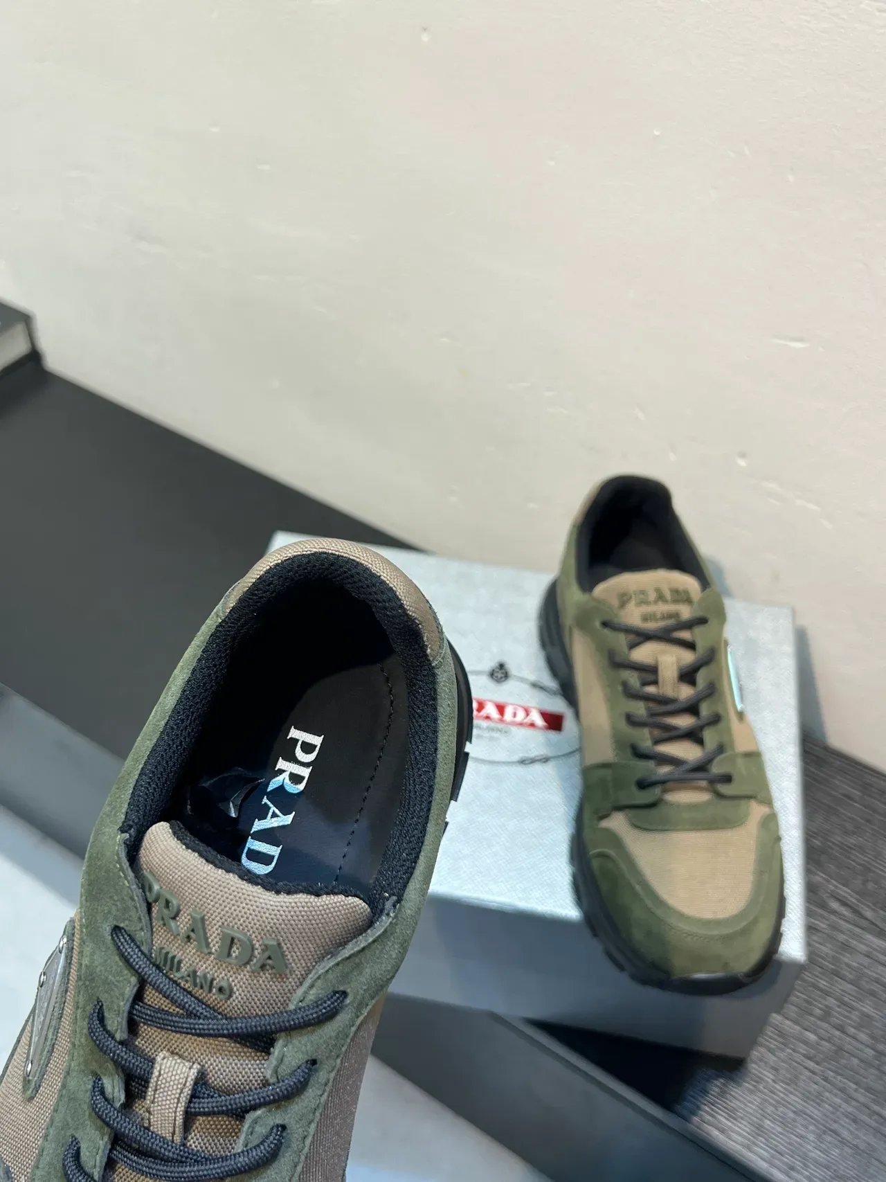 Prada Cloudbust أخضر زيتوني وبيجي سنيكرز ستايل حياة 7