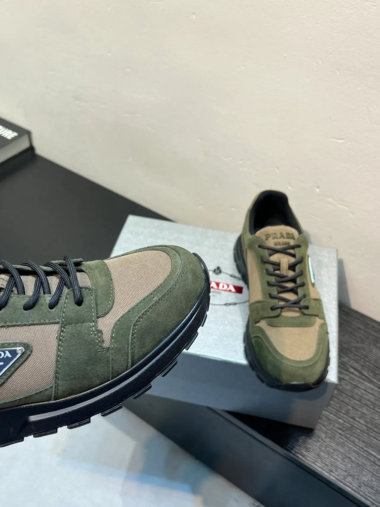 Prada Cloudbust أخضر زيتوني وبيجي سنيكرز ستايل حياة 8