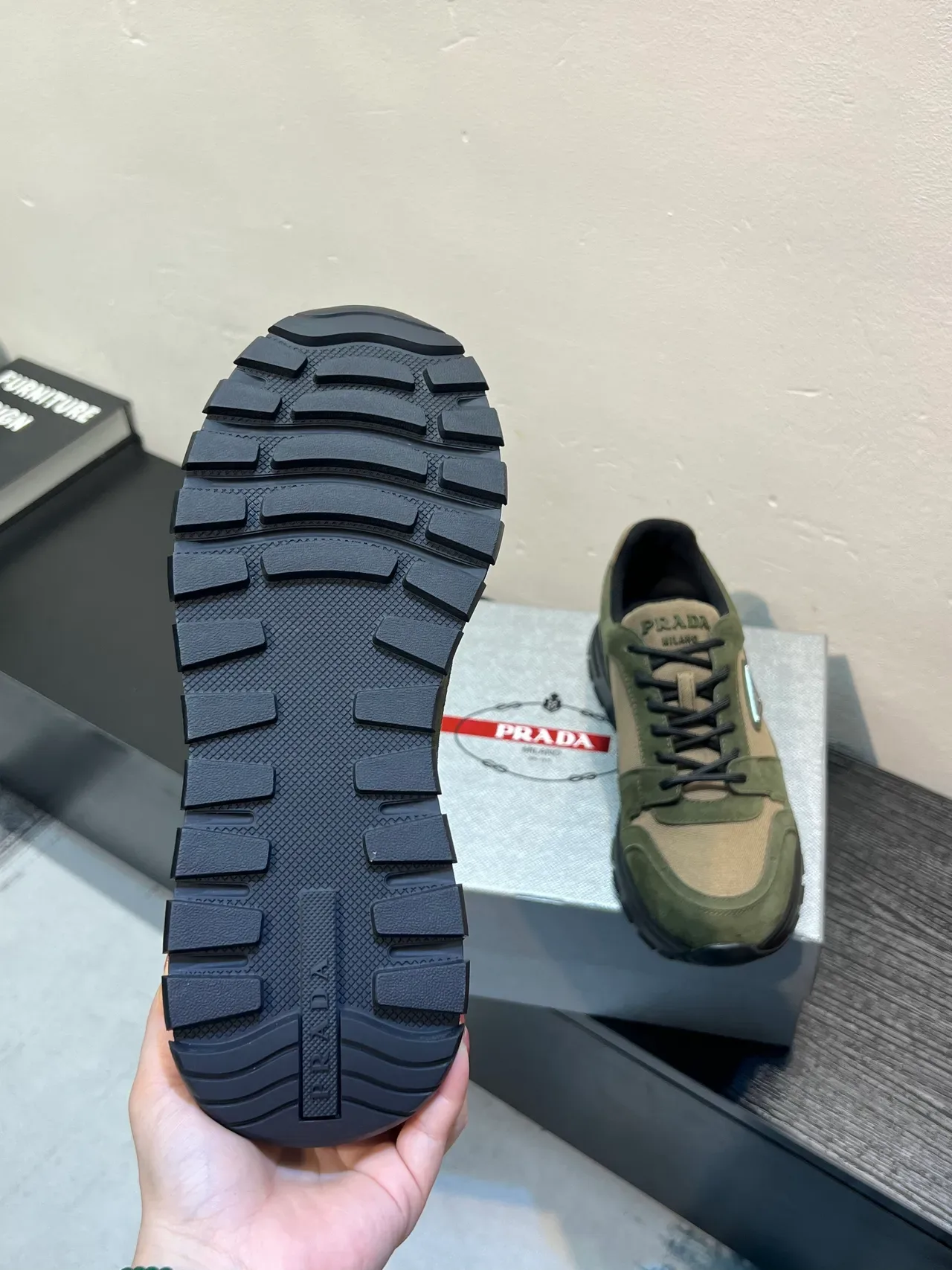 Prada Cloudbust أخضر زيتوني وبيجي سنيكرز ستايل حياة 9