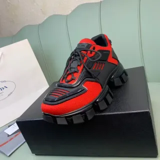 Prada Cloudbust लाल और काला चंकी स्नीकर
