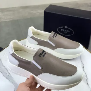 Prada Cloudbust 两色卡其和白色皮革乐福鞋