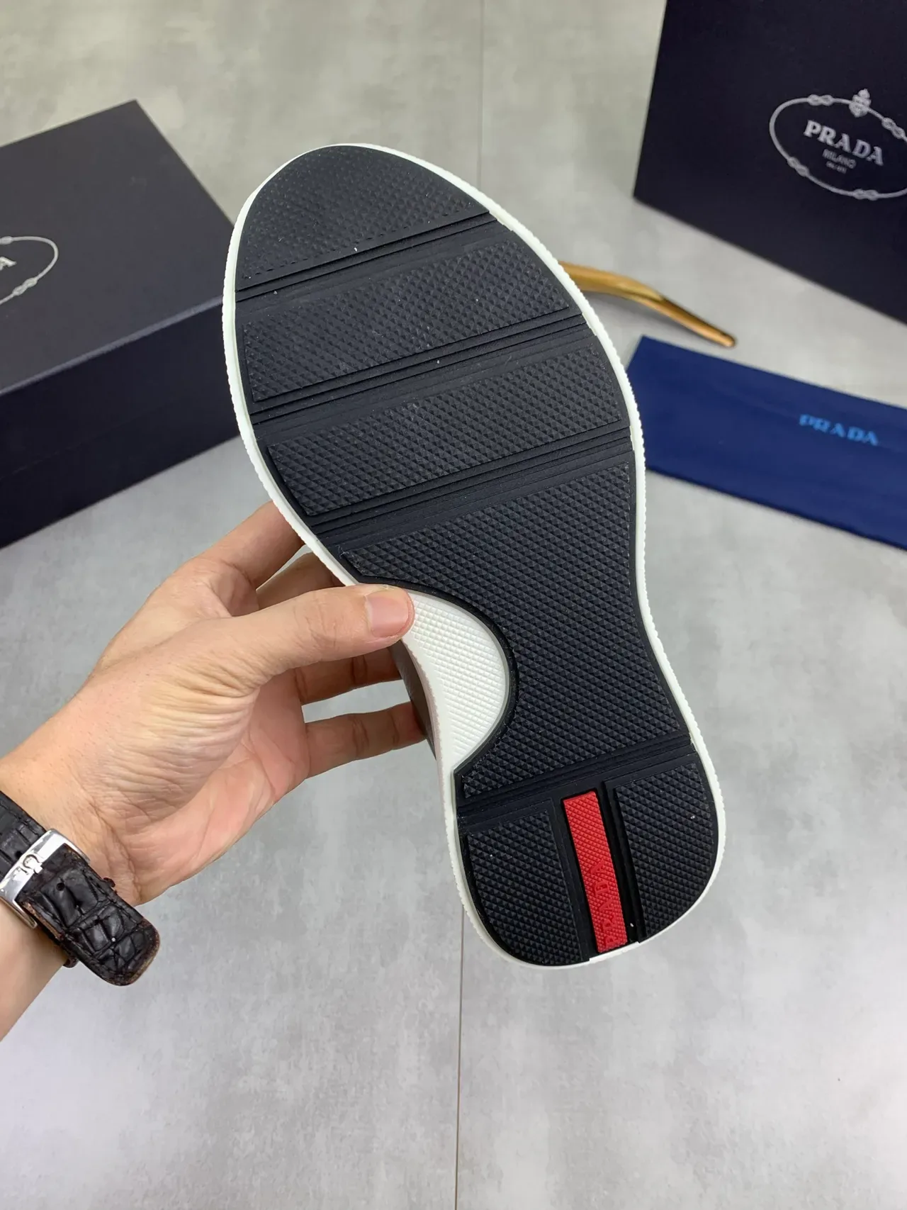 Prada Cloudbust مكاسين جلد ثنائية اللون كريمي وأبيض 3