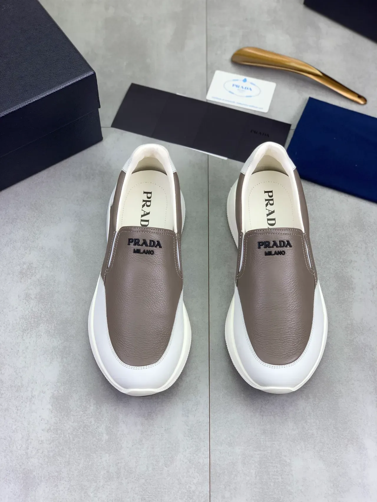 Prada Cloudbust مكاسين جلد ثنائية اللون كريمي وأبيض 4