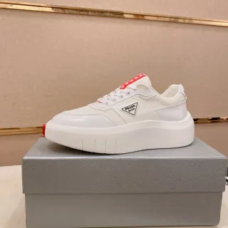 Prada Cloudbust सफेद और लाल लाइफस्टाइल स्नीकर