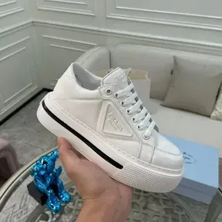 Prada Cloudbust सफेद चमड़े की प्लेटफॉर्म लाइफस्टाइल स्नीकर