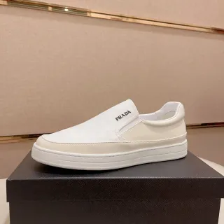 Prada Cloudbust सफेद स्लिप-ऑन क्विल्टेड त्रिकोणीय बनावट लूफर