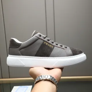 Prada Zapatillas Lifestyle Gris y Blanco Cuero Ante Superior Rayas Logo Oro
