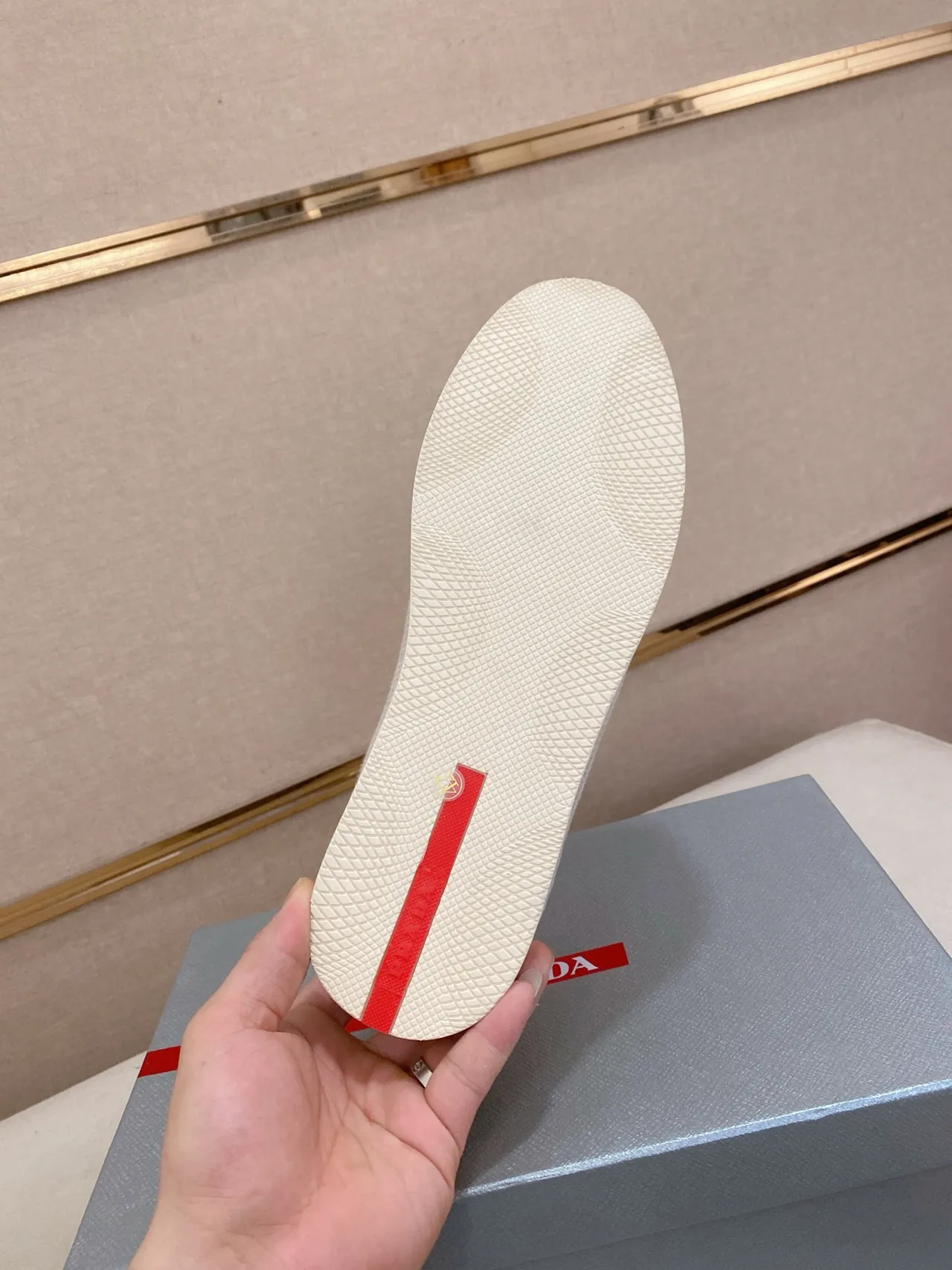 Prada Mocassim Bege Branco Camurça Superior Embossado Logotipo Alça Mocassim 2
