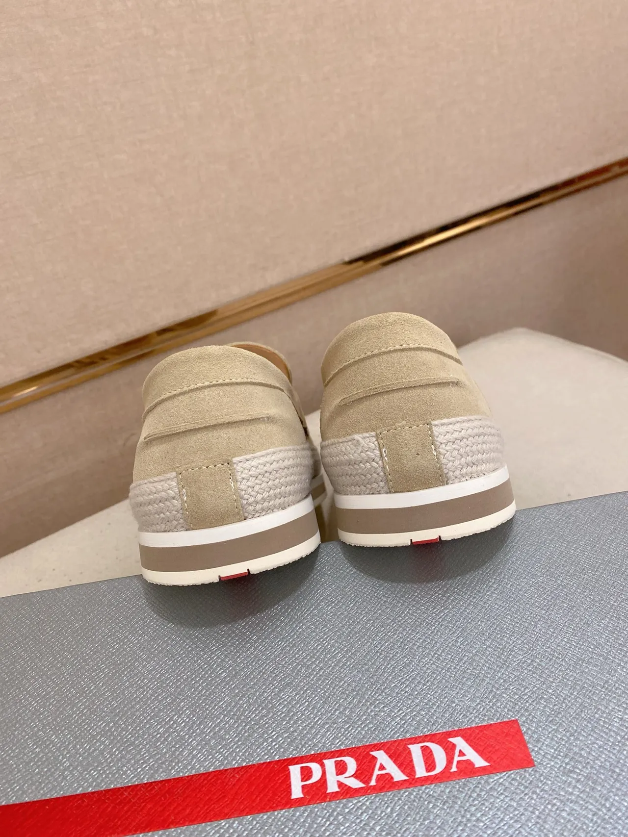 Prada Mocassim Bege Branco Camurça Superior Embossado Logotipo Alça Mocassim 3