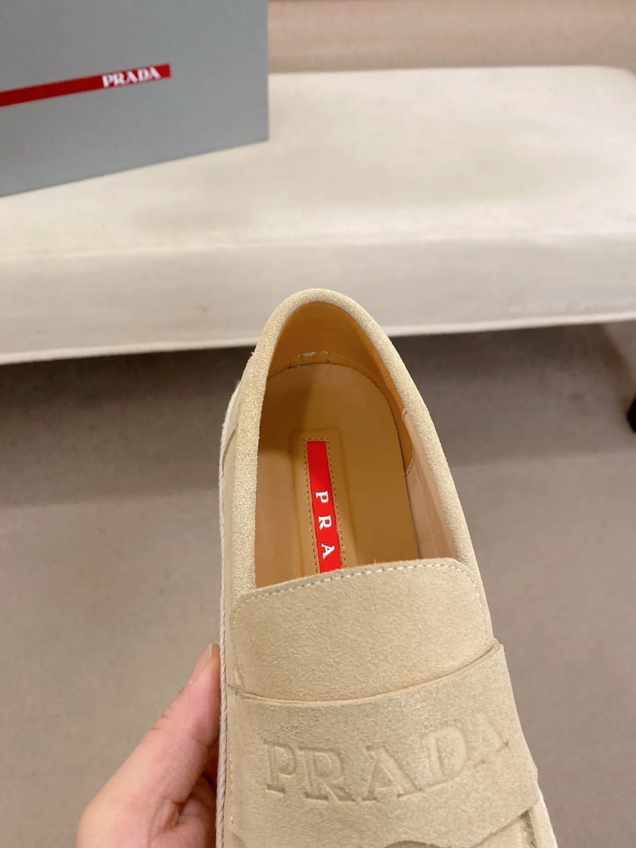 Prada Mocassim Bege Branco Camurça Superior Embossado Logotipo Alça Mocassim 4