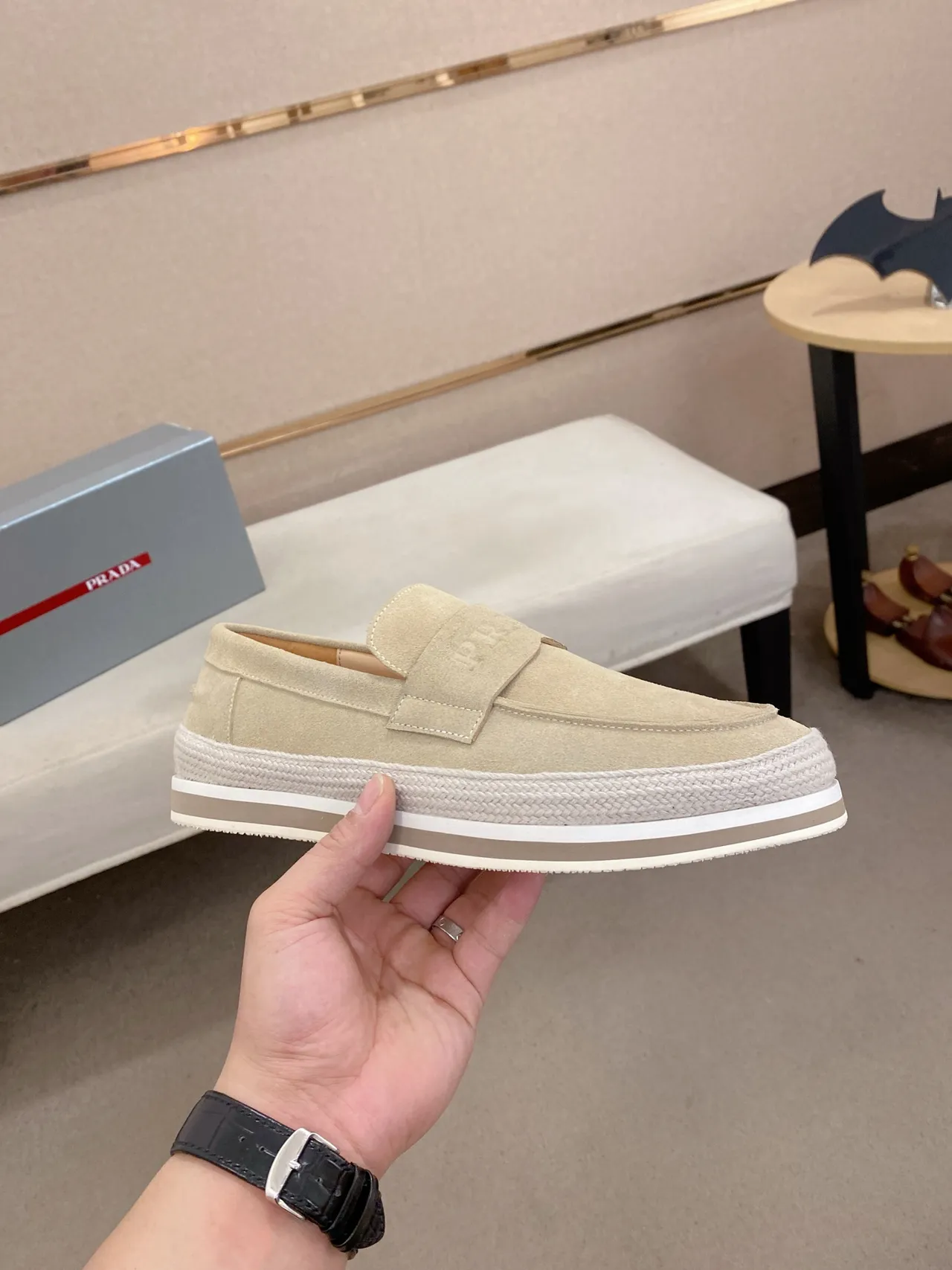 Prada Mocassim Bege Branco Camurça Superior Embossado Logotipo Alça Mocassim 5