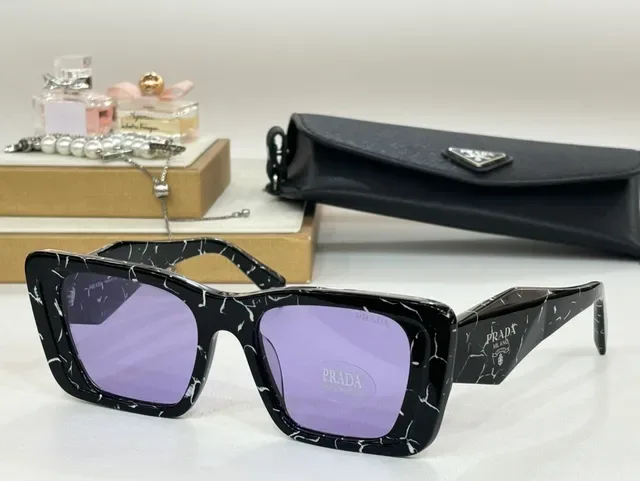 Prada Óculos de Sol Mármore Preto Angular Cat-Eye Lente Roxa 9