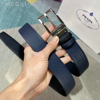 Prada Cinto de couro com padrão de logo embossado texturizado a Saffiano na cor navy silver