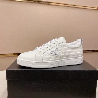 Prada Re-Edition 白色绗缝钻石缝合鞋面三角形金属标志牌生活方式运动鞋