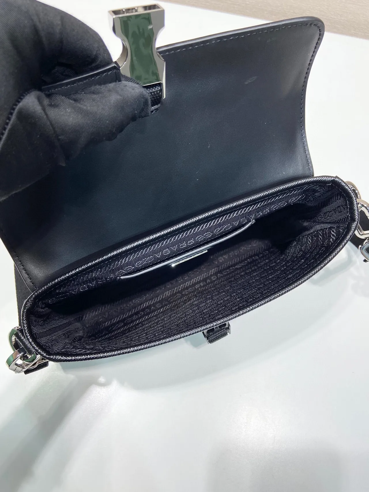 Prada Re-Nylon কালো স্ট্রাকচার্ড ফ্ল্যাপ-টপ টেক্সচার্ড স্যাফিয়ানো আপার মেসেঞ্জার ব্যাগ 2