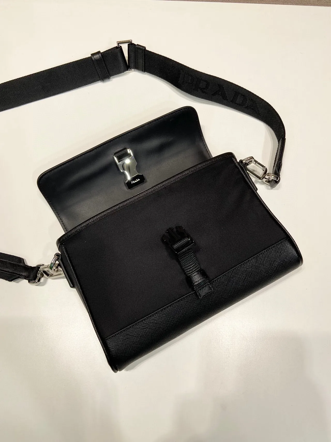 Prada Re-Nylon কালো স্ট্রাকচার্ড ফ্ল্যাপ-টপ টেক্সচার্ড স্যাফিয়ানো আপার মেসেঞ্জার ব্যাগ 3