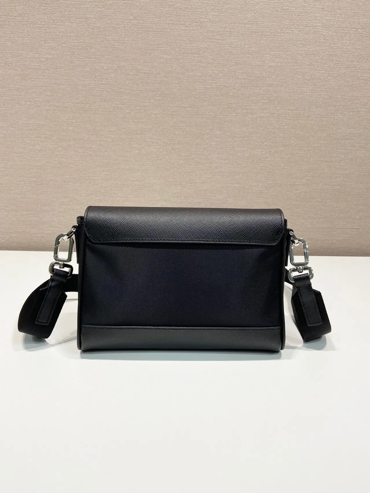 Prada Re-Nylon কালো স্ট্রাকচার্ড ফ্ল্যাপ-টপ টেক্সচার্ড স্যাফিয়ানো আপার মেসেঞ্জার ব্যাগ 4