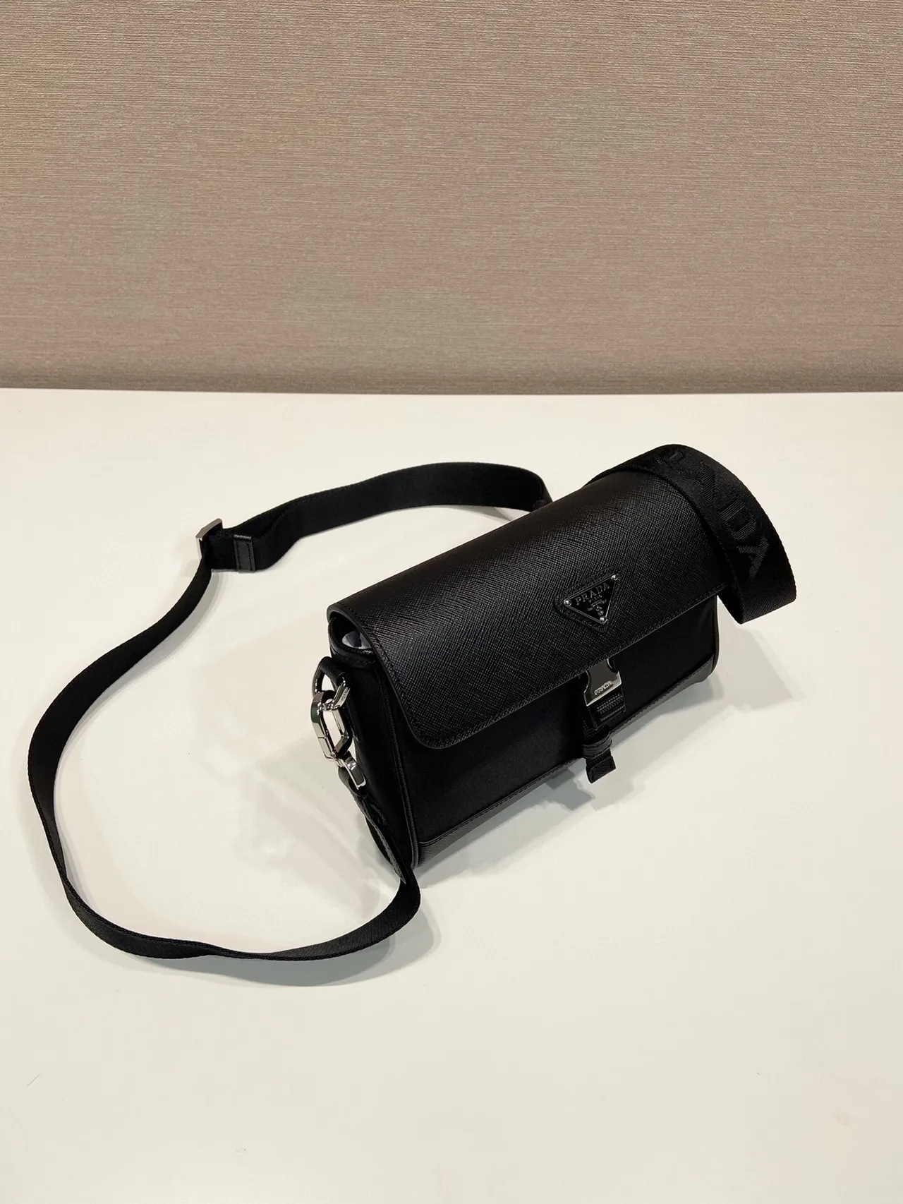 Prada Re-Nylon কালো স্ট্রাকচার্ড ফ্ল্যাপ-টপ টেক্সচার্ড স্যাফিয়ানো আপার মেসেঞ্জার ব্যাগ 5