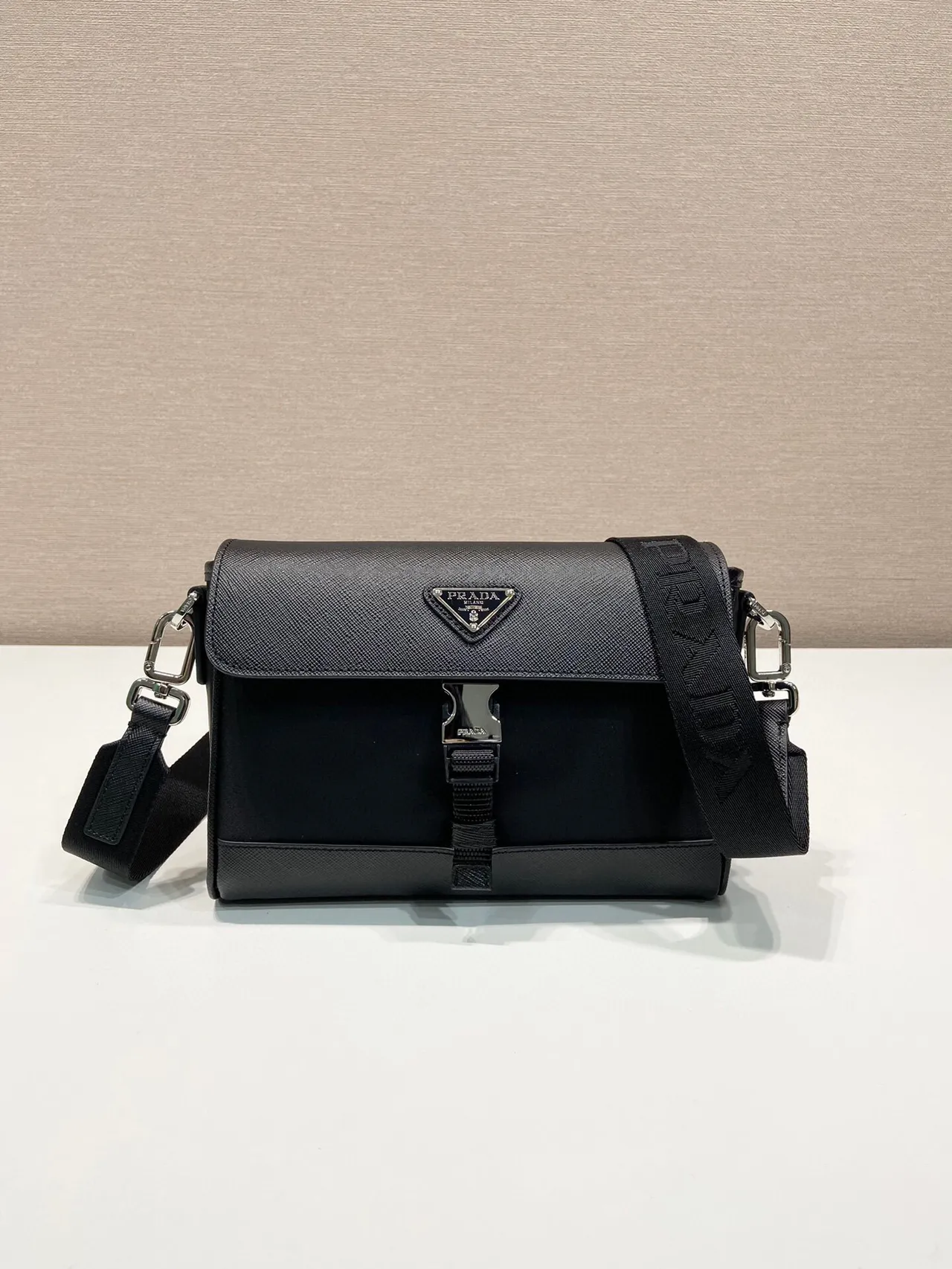 Prada Re-Nylon কালো স্ট্রাকচার্ড ফ্ল্যাপ-টপ টেক্সচার্ড স্যাফিয়ানো আপার মেসেঞ্জার ব্যাগ 6