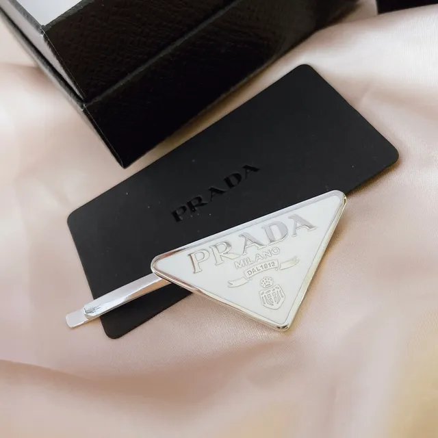 Broche Prada Logo Triângulo Branco e Metal Prateado Broche 2