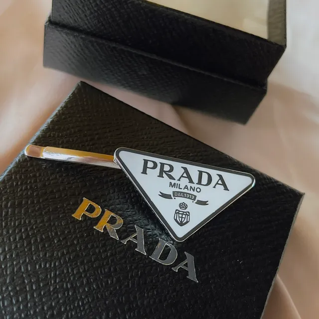 Broche Prada Logo Triângulo Branco e Metal Prateado Broche 3