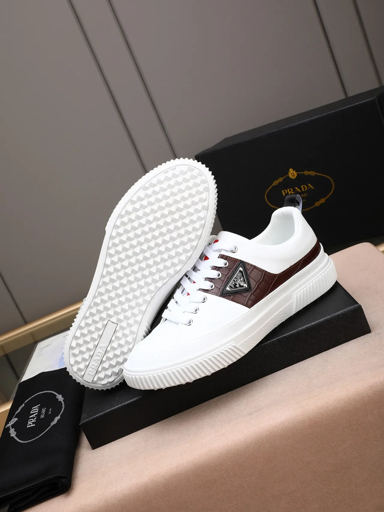 Prada Sneakers Lifestyle Blanc et Marron avec Panneaux Croc 5