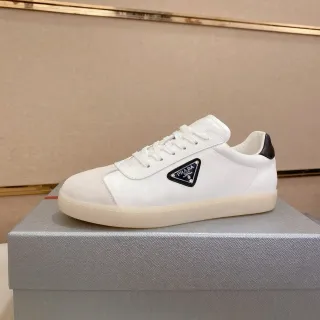 Prada सफेद काला लो-टॉप न्यूनतमवादी जीवनशैली स्नीकर