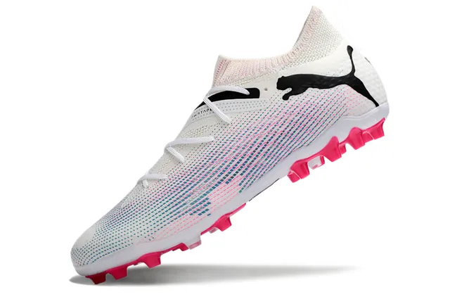 Puma Future Z 白色粉色渐变草地足球鞋 3
