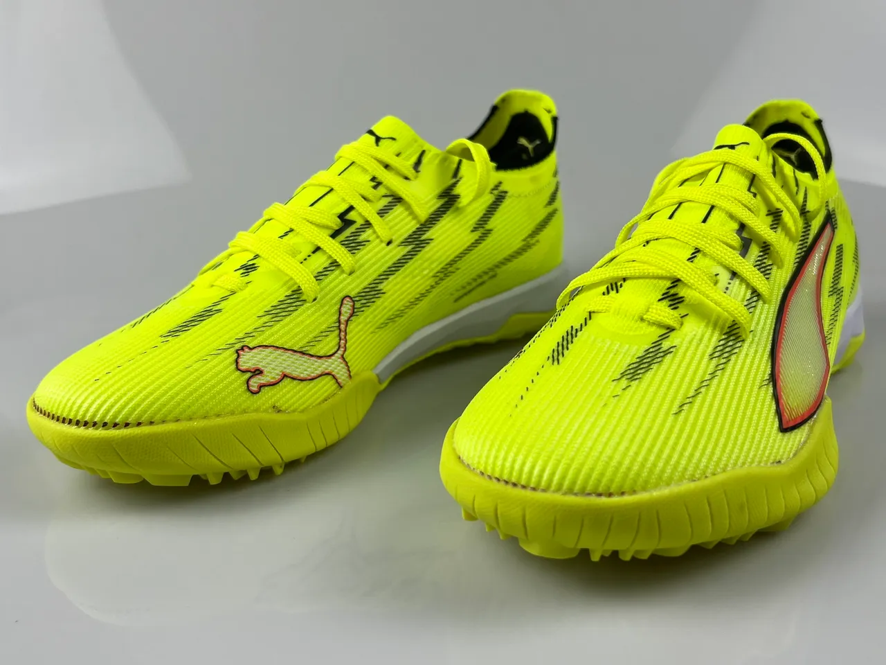 Puma Zapatos de fútbol turf amarillo negro con upper de knit neón y studs cónicos 2