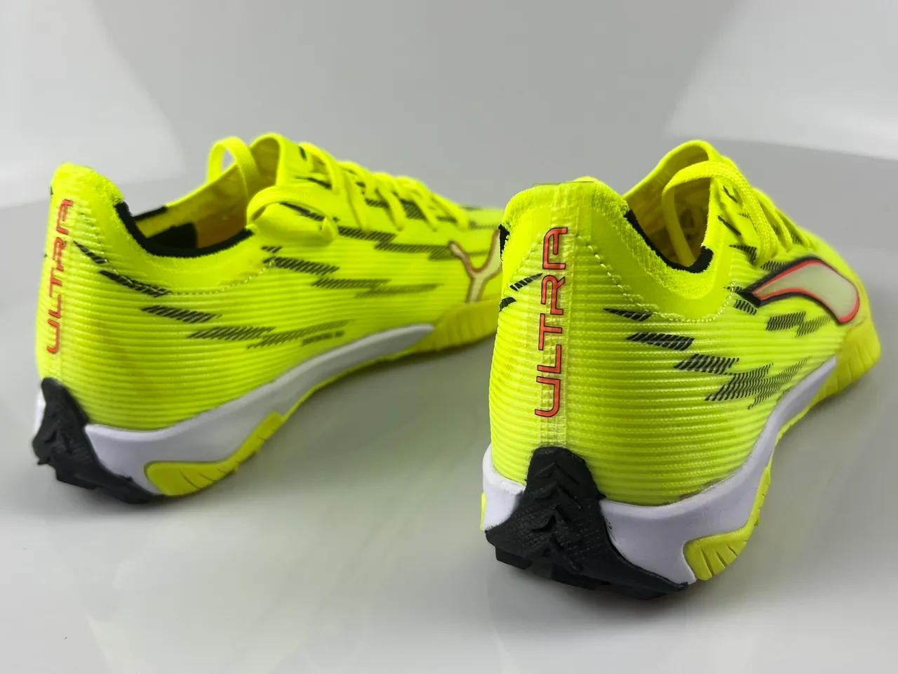 Puma Zapatos de fútbol turf amarillo negro con upper de knit neón y studs cónicos 3