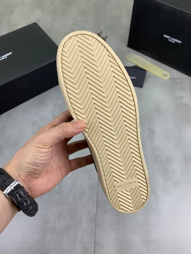 Saint Laurent Tênis Lifestyle de camurça preto e bege com sola de borracha 2