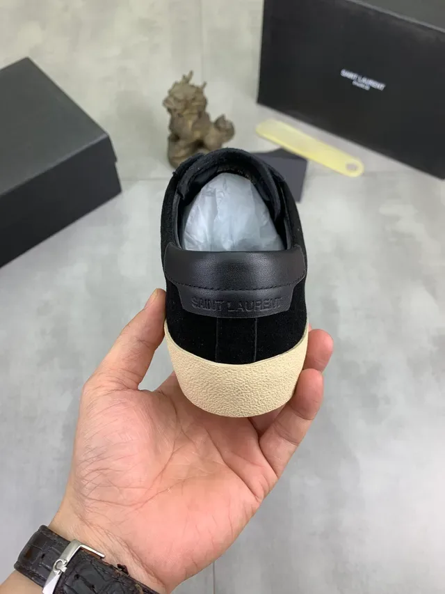 Saint Laurent Tênis Lifestyle de camurça preto e bege com sola de borracha 3
