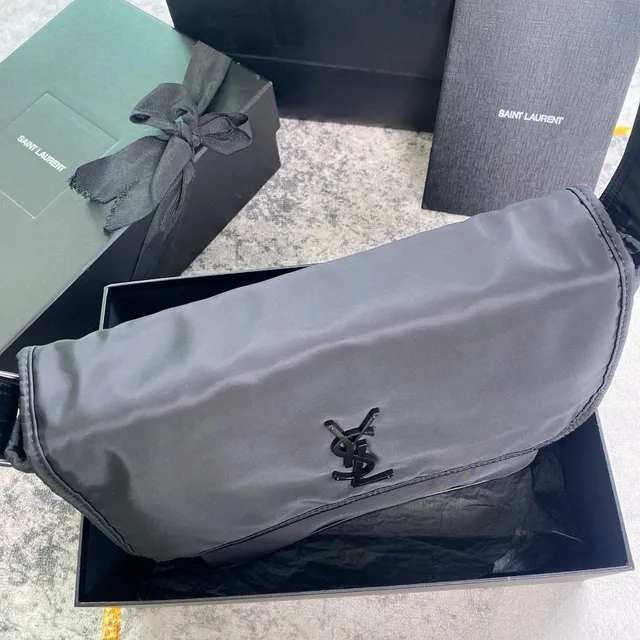 Saint Laurent Niki Messenger काला संरचित फ्लैप-फ्रंट मैट नायलॉन मेसेंजर बैग 5